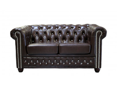 Klassieke Chesterfield tweezitsbank van textiel sofa in bruin ontwerp.