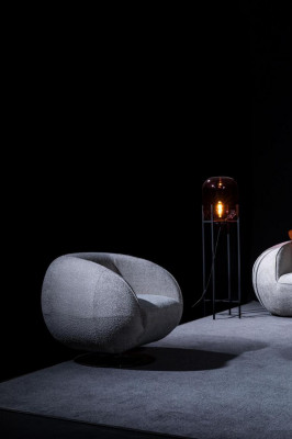 Woonkamerset, vijfzits fauteuil, gestoffeerde bank, meubeldesign, 2 stuks.   Woonkamerset, vijfzits fauteuil, gestoffeerde bank, meubeldesign, 2 stuks.