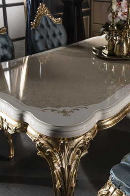 Moderne luxe eettafel, elegante tafel, klassieke eetkamertafels, meubilair goud