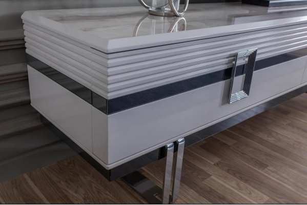 Moderne woonkamer wand bestaat uit 4 delen in exclusief wit woonkamermeubilair.