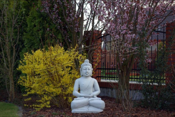 Boeddha beeld in steenlook. Decoratief groot beeld voor in de tuin.