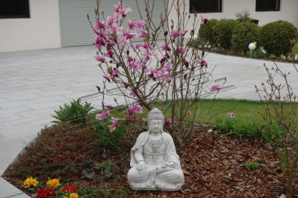 Boeddha-beeld in steenlook. Groot beeld voor decoratie in de tuin.