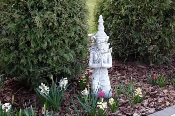 Boeddha sculptuur in steenlook. Groot figuurbeeld voor tuindecoratie.