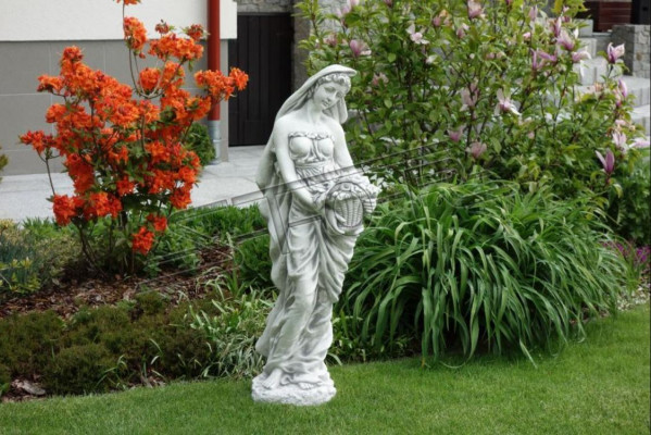 Decoratiefiguur vrouw tuin ontwerper figuren sculptuur beelden.