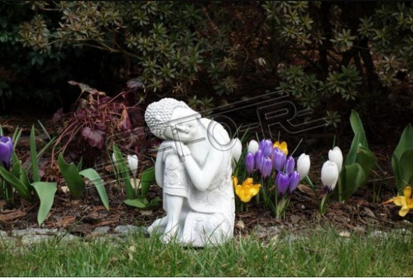 Decoratieve Boeddha sculptuur in steenlook. Groot beeldhouwwerk voor de tuin.