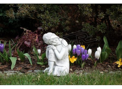 Decoratieve Boeddha sculptuur in steenlook. Groot beeldhouwwerk voor de tuin.