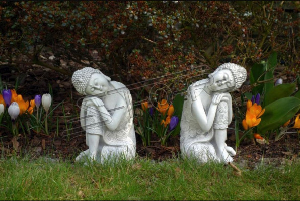 Decoratieve Boeddha sculptuur in steenlook. Groot beeldhouwwerk voor de tuin.