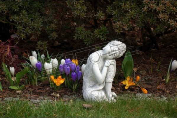 Decoratieve Boeddha sculptuur in steenlook. Groot beeld voor in de tuin.