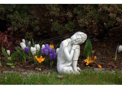 Decoratieve Boeddha sculptuur in steenlook. Groot beeld voor in de tuin.