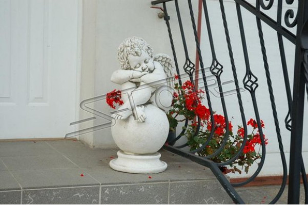 Engel Bal Standbeeld Figuur Figuren Standbeelden Sculptuur Sculpturen Tuin