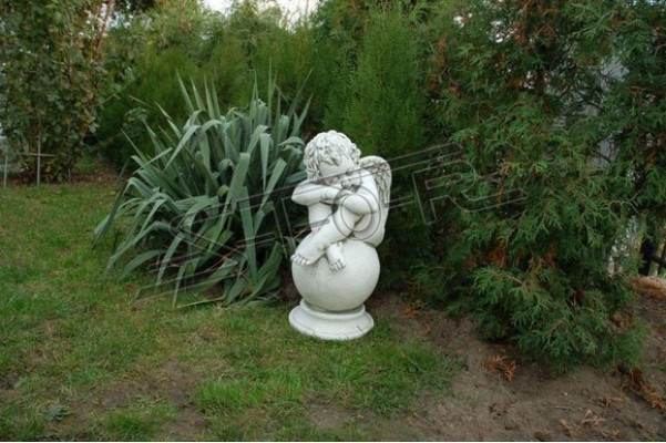 Engel Bal Standbeeld Figuur Figuren Standbeelden Sculptuur Sculpturen Tuin