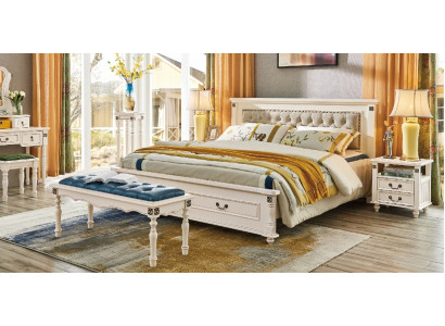 Edel tweepersoonsbed met luxe houten design en gestoffeerd hoofdeinde.