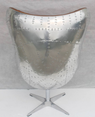 Vintage schaalstoel van aluminium met echt leer, schommelfunctie, eierstoel in het bruin.