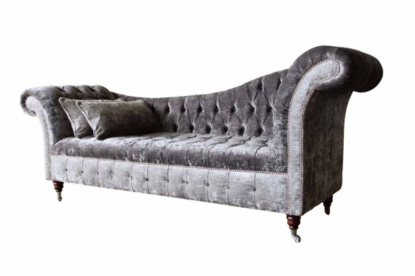 Een luxueuze, klassieke bank in Chesterfield-stijl in een diepe zilveren kleur.