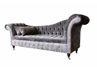 Een luxueuze, klassieke bank in Chesterfield-stijl in een diepe zilveren kleur.