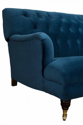 Luxe designbank in Chesterfield-stijl met vier zitplaatsen in de kleur blauw.