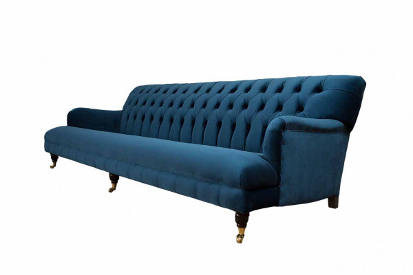 Luxe designbank in Chesterfield-stijl met vier zitplaatsen in de kleur blauw.