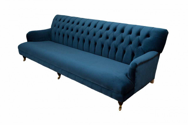 Luxe designbank in Chesterfield-stijl met vier zitplaatsen in de kleur blauw.