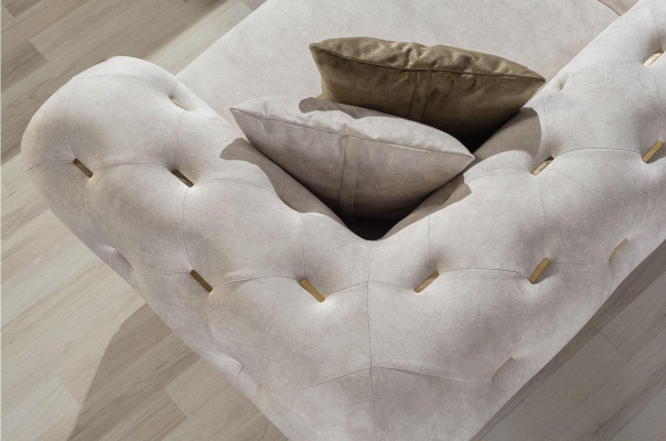 Stijlvolle woonkamerbankstel met driezitter, tweezitter, luxe fauteuil en bank.