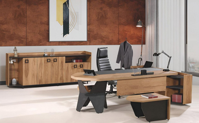 Set van 4 donkerbruine houten meubels voor kantoor: bureau, bureautafel en groot dressoir.