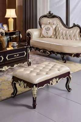 Poef in de slaapkamer, een luxueuze nieuwe parelwitte Chesterfield.