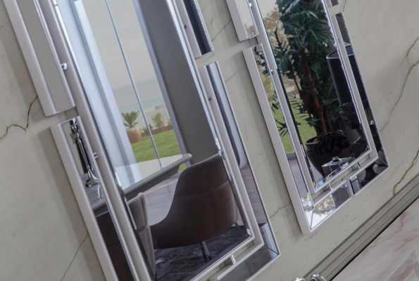 Nieuwigheid eetkamerset bestaande uit 3-delige moderne dressoir en 2 spiegels.