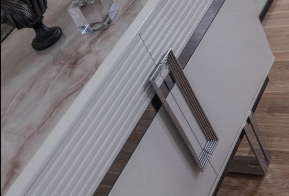 Nieuwigheid eetkamerset bestaande uit 3-delige moderne dressoir en 2 spiegels.