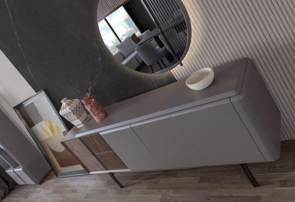 Exclusieve eetkamerset bestaande uit 2-delige dressoir en spiegel nieuwigheid