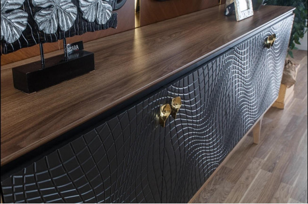 Exclusieve eetkamerset bestaande uit een moderne dressoir van 3 delen en 2 spiegels.