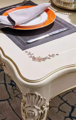 Eetkamerset meubels voor uw interieur, parelwitte klassieke meubels van 8 stuks.