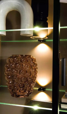 Vitrine woonkamer modern en luxueus beige glazen kast kasten schrank