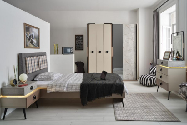Slaapkamer Compleet bed Nachtkastje Ladenkast Spiegel Kledingkast 5 delig.
