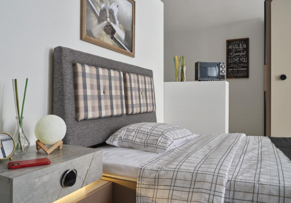 Slaapkamer Compleet bed Nachtkastje Ladenkast Spiegel Kledingkast 5 delig.