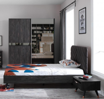 Luxe slaapkamer met zwart stijlvol bed, nachtkastje en kledingkast