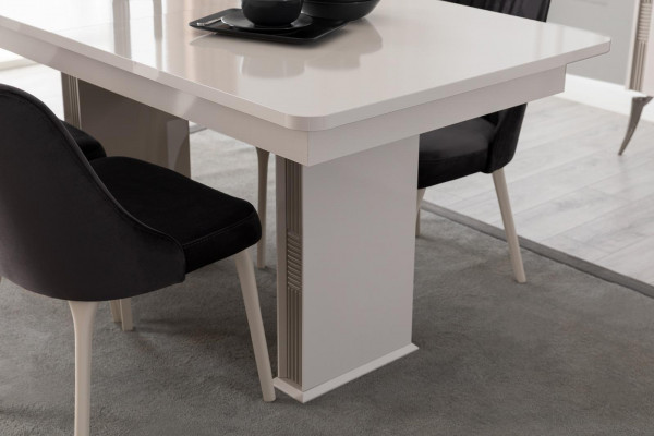 Oudwitte eetkamerset Grote eettafel 4x textiel stoelen dressoir