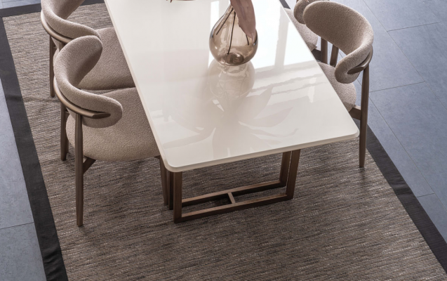 Robuuste eetkamerset Luxueuze eettafel 4x gestoffeerde stoelen Dressoir