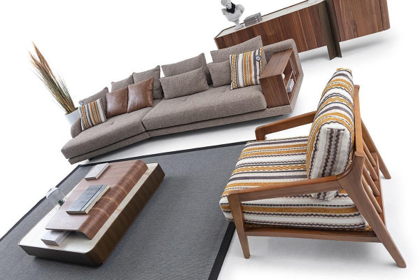 Exclusieve woonkamerbankstel, stoffen bank, houten salontafel, dressoir.