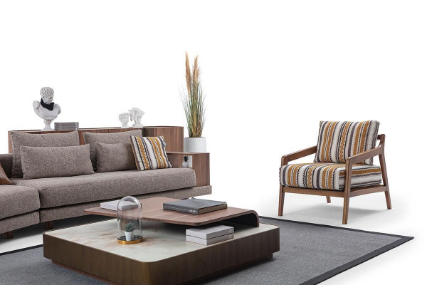 Exclusieve woonkamerbankstel, stoffen bank, houten salontafel, dressoir.