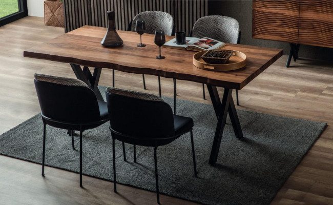 Volledige bruin-zwarte eetkamerset Designer houten eettafel gestoffeerde stoelen