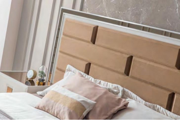 Stijlvolle slaapkamer meubels Roestvrijstalen bed Ontwerper houten nachtkastjes