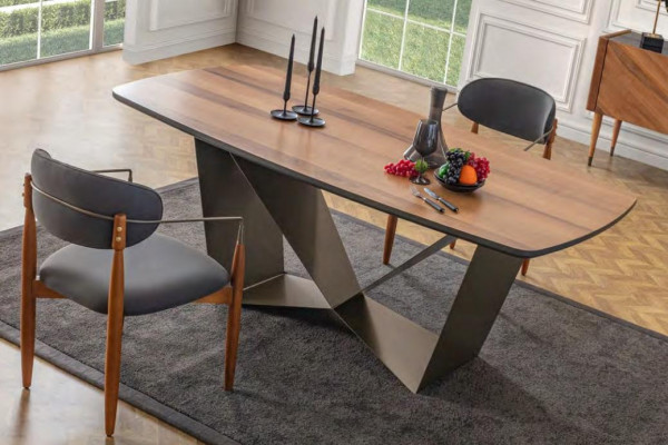 Stijlvolle eetkamer set, ontworpen eettafel, 4 gestoffeerde stoelen, dressoir