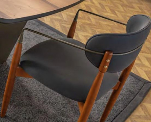 Stijlvolle eetkamer set, ontworpen eettafel, 4 gestoffeerde stoelen, dressoir
