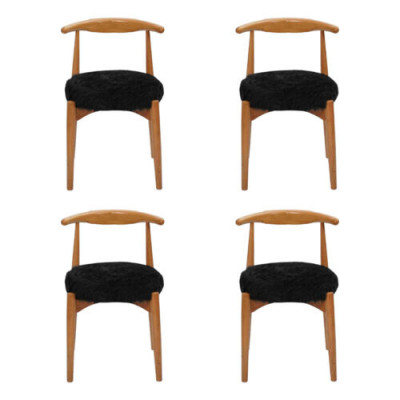 Moderne houten eetkamer met 4 bruine stoelen zonder armleuning met een gestoffeerde stoelontwerp.