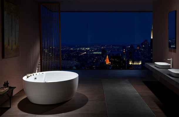 Binnen whirlpool bad badkuip whirlpool waterstralen spa bad ontspannen .