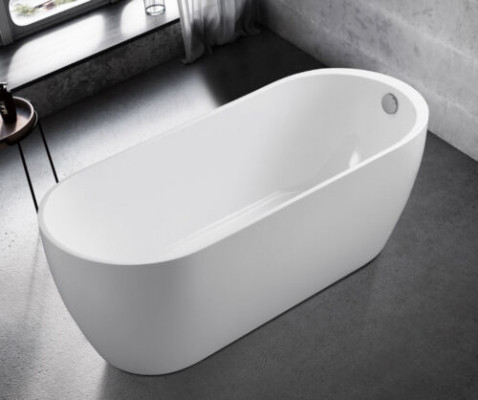 Witte acryl badkuip met vrijstaande badkuip voor moderne badkamer.