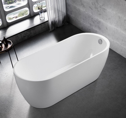 Witte acryl badkuip met vrijstaande badkuip voor moderne badkamer.
