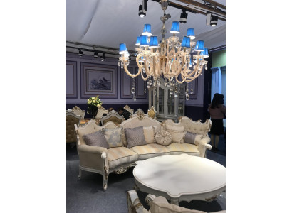 Exclusieve houten vierzits xxl bank in barok en rococo stijl met textielen bekleding en ronde vorm.