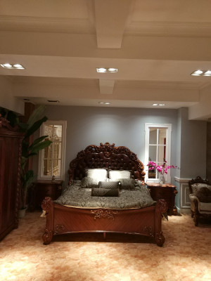 Klassiek bed in barok-rococo Chesterfield-stijl, dubbel lederen hotel antiek.