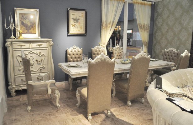 Oude witte eetkamerset Grote eettafel met leren Chesterfield stoelen