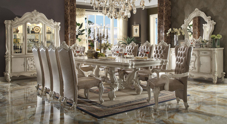 Klassieke eetkamerset in oud wit. Grote eettafel met Chesterfield stoelen.